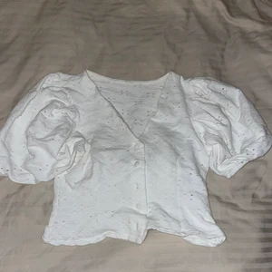 Topp - Så söt topp från HM som endast är använd en gång. Storlek S-M i fint skick. Pris exklusive frakt💓