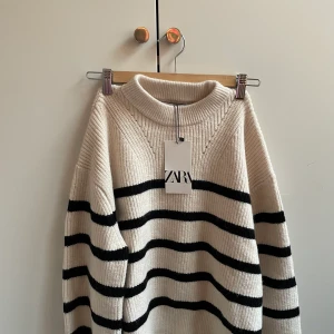 Randig tjocktröja - Säljer den här oanvända tjock tröjan från zara, helt oanvänd och super mysig! Sitter over-sized så passar flera storlekar, beroende på hur du vill att den ska sitta.