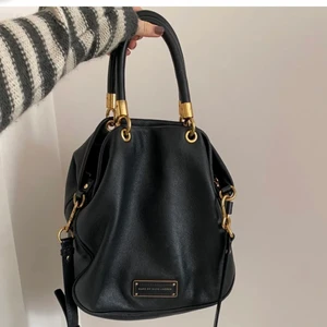 Marc jacobs väska  - Säljer mina super fina Marc jacobs väska! Den är köpt på Plick men i super bra skick! Köparen står för frakten!❤️❤️