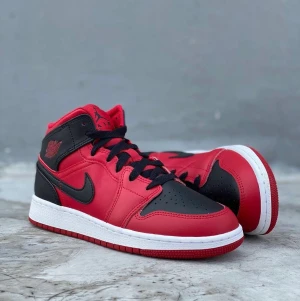 Jordan 1 Mid Reverse Bred - Storsäljare i lager ❤️🍓  Passa på att köpa ett par inför alla hjärtans dag 😉🍓  Air Jordan 1 Mid Reverse Bred 👟 🌹  Tillgängliga storlekar: ⤵️  40 EU 🇪🇺   Nu för endast: 1499:-