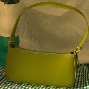 Grön väska - Så söt grön väska! Köpt på bikbok för längesen men har knappt kommit till användning tyvärr:( Den är liten men rymmer ganska mycket ändå. (Första bilden är lånad) tveka inte på att höra av dig om du har frågor eller vill ha mer bilder💕💕
