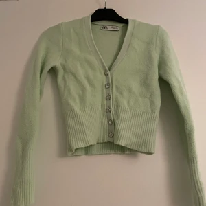 Zaratröja - Mysig tröja från Zara, säljer för att jag inte använder den längre. Fint skick! Storlek S💙 Frakt ingår inte i priset. Kontakta för mer info. Lägger ut igen pga oseriös köpare