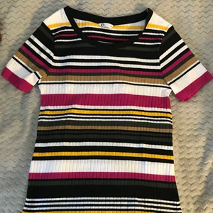 Tajt t-shirt  - Så snygg t-shirt med ränder! Super fin och passar till så mycket! I nytt skick, har endast testats en gång! Fina färger! Den är strechig så passar ganska många storlekar! Det är bara att komma privat vid frågor eller om du vill ha fler bilder!🥰