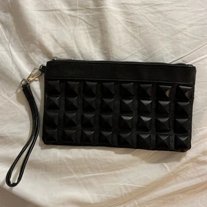 Svart nitväska - Svart liten väska från Gina Tricot knappt använd. 🖤