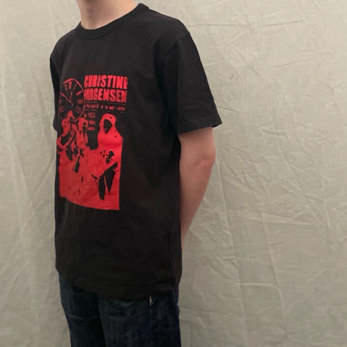 Svart t-shirt med rött tryck