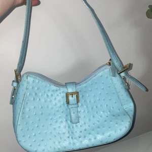 Väska  - Underbar väska i pastell blått!! Den har några slitningar på handtaget (se sista bilden)