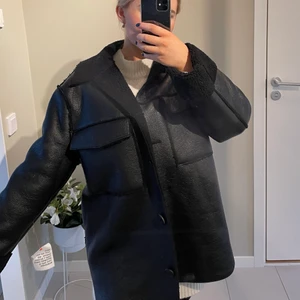 Skinnjacka  - Skitsnygg oversized fejkläder jacka med foder inuti. Aldrig använd, prislapp kvar. Köpt på Asos för ca 849kr. Mitt pris 300kr 🌸 stl 38, är ca 1.62 cm lång. 