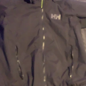 Helly Hansen jacka svart - Säljer min gamla helly Hansen jacka, storlek s och har inga skador köpte den för 1800kr skriv för mer bilder och info 