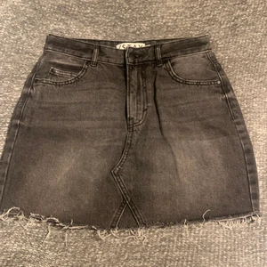 Jeans kjol - En svart/grå jeans kjol från märket stay köpt på Carlings. Storlek s. Köparen står för frakten❣️