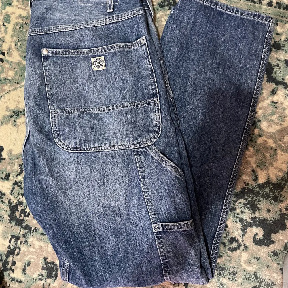 Säljer dessa baggy/relaxed jeans. Tyvärr e de alldeles för stora för mig. Köpte de från Hm för 300kr. Den är i god skick . Jeans & Byxor.
