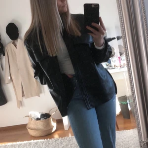 Skinnjacka - En skinnjacka/skinnskjorta. Tunn vårjacka som passar allt. Bra skick, köparen står för frakt. Storlek L men passar absolut M 