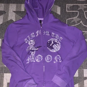 Rhinestone zip - En rhinestone full zip hoodie från Aim for the moon. Ingen sten har ramlat bort, är mycket lätt använd av mig och inte använt många gånger alls