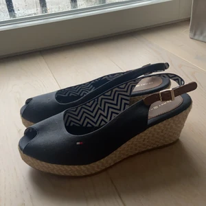 Tommy Hilfiger skor  - Super fina Tommy hilfiger skor som är storlek 38 de är i jätte bra skick och en fin sko med liten klack perfekt som sommarsko i sommar! Ordinarie pris: 699 kr mitt pris: 300kr