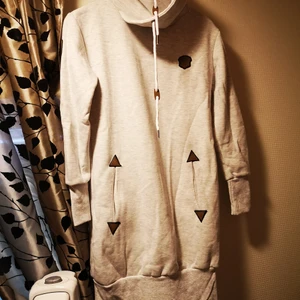Lång hoodie/hoodie klänning - Lång hoodie. Oanvänd. Katt finns i hemmet. 