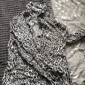 Skjorta från NA-KD - Endast använd ett fåtal gånger. Jättefint skick och väldigt skön💗