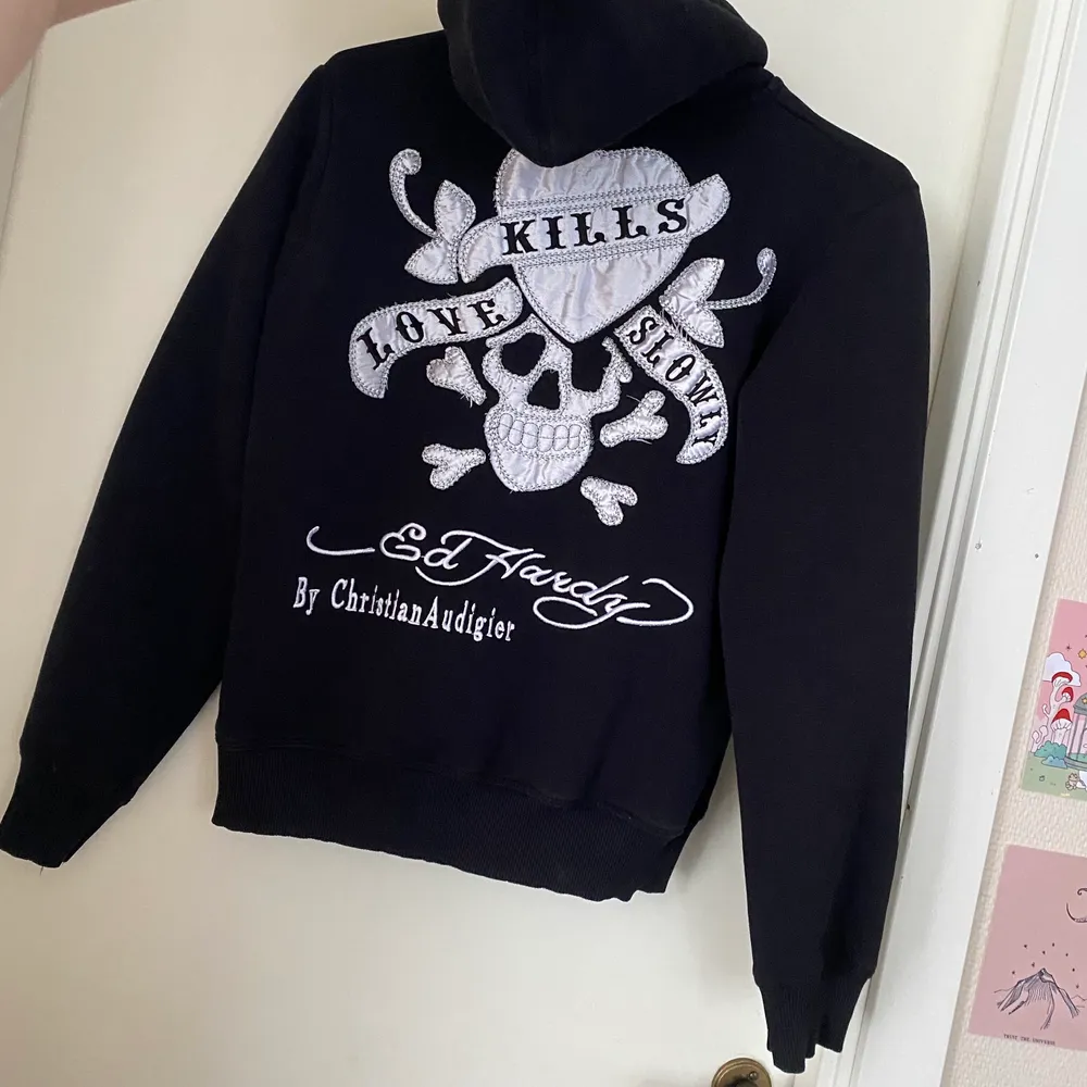 Säljer min coola Ed Hardy hoodie. ❤️☠️Jag köpte den secondhand i höstas så vet inte om den är äkta. Det finns tecken på användning. Nopprig inuti samt att trycket invändigt börjat lossna efter att man tvättat den. (Syns inte när man har på sig den. och några små skador och fläckar utanpå. Därav det låga priset. Skriv till mig så kan ni få mer bilder på hoodien och vilket skick den är i. (Rekommenderar detta innan ni lägger bud!) Storlekslappen var borta men uppskattar storleken till S/M. Tar swish. Hoodies.