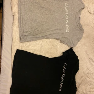 Två t-shirts Calvin Klein - En ljusgrå och en svart t-shirt från Calvin Klein. Den ljusgrå är i storlek S och den svarta i storlek XS. Den svarta har några små hål i framsidan men inget man märker så mycket. 
