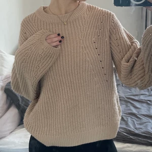 Stickad tröja - Stickad beige tröja från Gina. Den används inte längre❤️