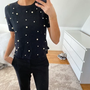 Svart t-shirt - Så fin t-shirt från zara med pärlor, mycket fint skick, köparen står för frakt❤️