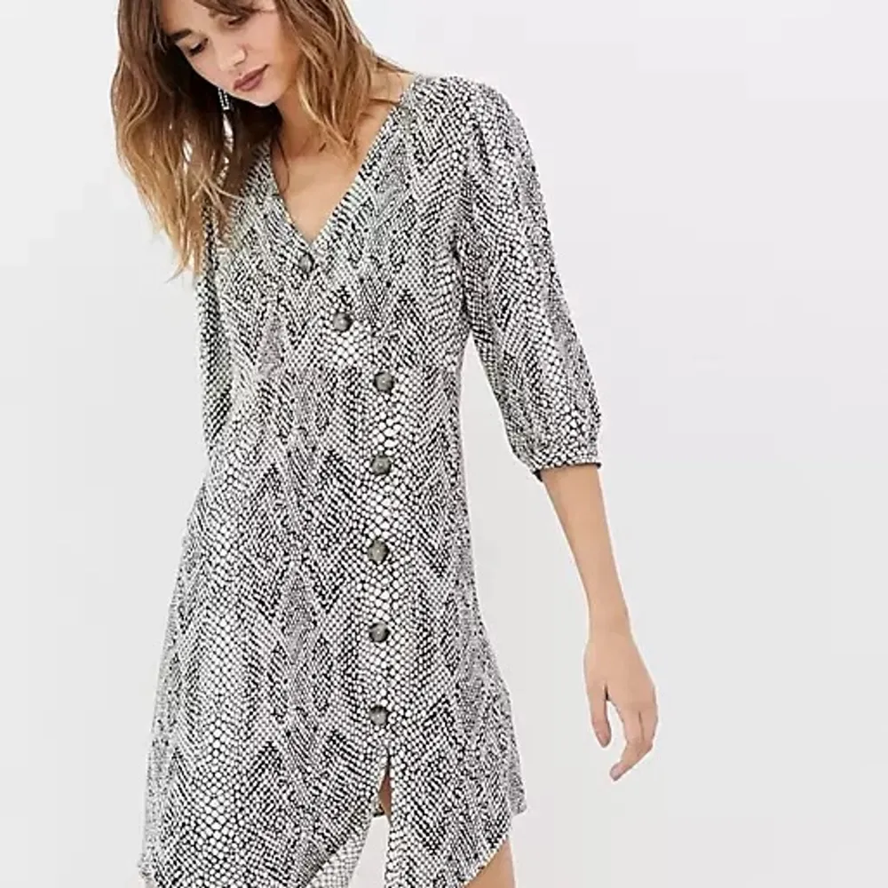 En fin snake print klänning med asymmetrisk cut från ASOS. Bara provat då fel storlek. :)  (andra bilden är från ASOS och visar klänningen på en modell). Klänningar.