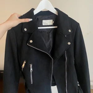 Jacka i mockamaterial från nelly - Storlek 38. Använd fåtal gånger. Köpare står för frakt💋