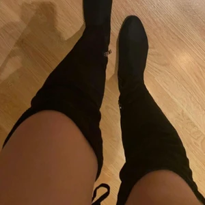 Overknees - Skorna är från Shein och är i storlek 38, skulle säga att det har passform som 37. Aldrig använda. 💗
