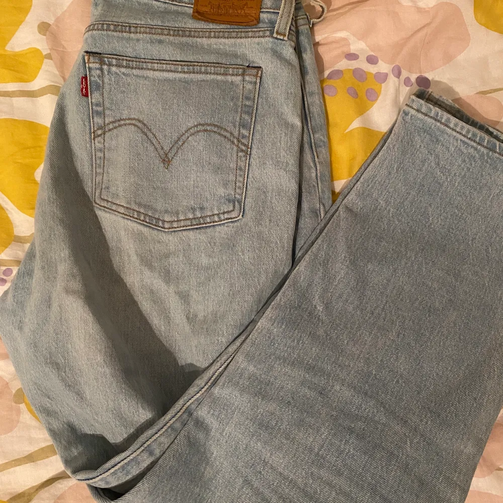 Skit snygga Levis jeans i storlek W30 L28, i modellen wedgie straight. Säljer dessa byxor på grund av att dom inte kommer till användning, dom passar extremt bra till våren som snart kommer ☺️. Jeans & Byxor.