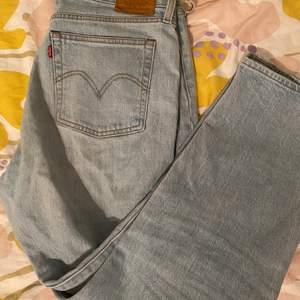 Skit snygga Levis jeans i storlek W30 L28, i modellen wedgie straight. Säljer dessa byxor på grund av att dom inte kommer till användning, dom passar extremt bra till våren som snart kommer ☺️