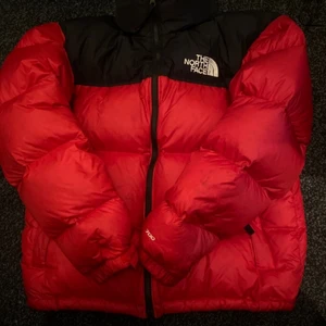 North face retro nuptse - Säljer nu min fina och välvårdade north face jacka. Jackan har är hel samt ren och har använts sparsamt. Passar allt mellan Small-Large beroende på hur man gillar att den sitter.