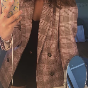 Blazer - Rutig blazer i en beige/rosa nyans. Jättefin och sållan använd vilket gör att den är i väldigt fint skick💘