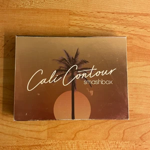 Smashbox  - Säljer denna smashbox paletten, den är knappt använd och väldigt fin. Jag får tyvärr inte användning av den så därför säljer jag den. Rengör den såklart på djupet innan den skickas iväg💓