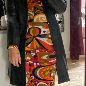 Skinnjacka vintage - Så fin skinnjacka i lite 70tals vibe. Köpt på humana secondhand i sthlm. Tyvärr för liten för mig därav säljer jag den! Lite sliten i lädret (äkta skinn) men nästan bara snyggt. 