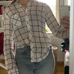 Skjorta - Tunn skjorta från pull&bear. Använd ett fåtal gånger. Storlek s. Undrar du något är det bara att höra av sig! (Köparen står alltid för frakten) 😇