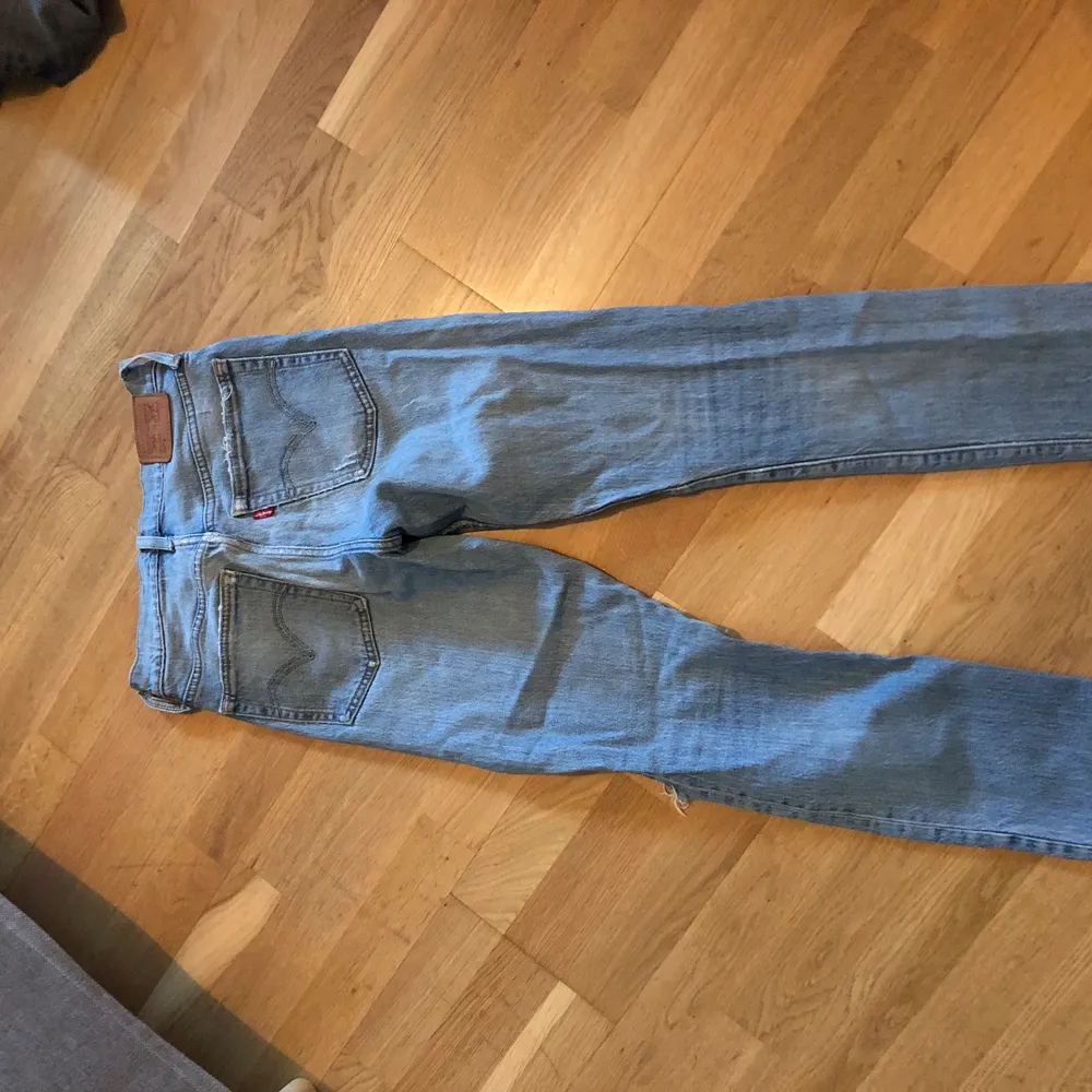 Levi's jeans storlek S, fint skick. Frakt kostar 66kr. Jeans & Byxor.