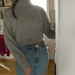 Croppad tjocktröja - Tjocktröja i fint skick från vero moda. Storlek xs. Hör av dig om du undrar något mer! 😇 (köparen står alltid för frakten)