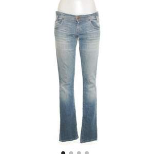 Säljer dessa as snygga lågmidjade jeans från Lee, de är i Strl 28/35😊 