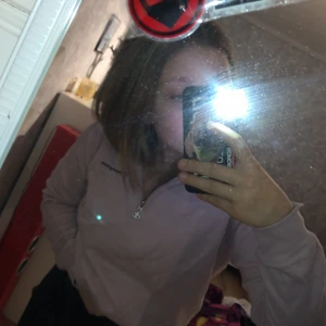 En jätte fin tröja från champion❤️ - Denna tröjan är storlek X men är som en M jätte fin färg och är skön att ha på sig! Har inte haft tröjan så länge. Det är inget hål eller nån sånt i den❤️