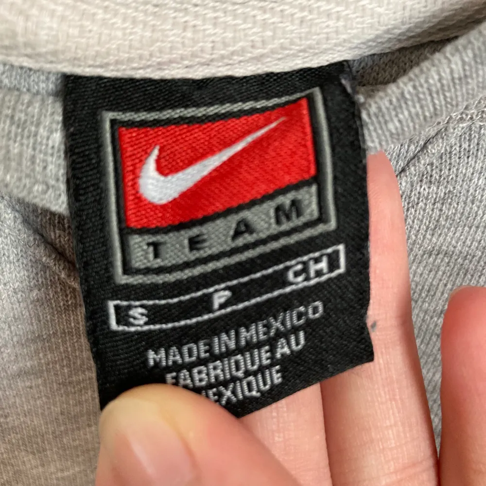 Riktigt skön Nike grå Nike Sweatshirt. Taggad som storlek S men den är lite större så skulle nästan säga M, den passar bra på mig som brukar ha M. Kan skicla mått vid förfrågan. Köp direkt för 500kr (+ frakt) eller så blir det budning från 300kr om flera är intresserade!. Hoodies.