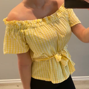 Sommartopp - En söt sommartopp med knyte. Använd ett fåtal gånger. Som ny