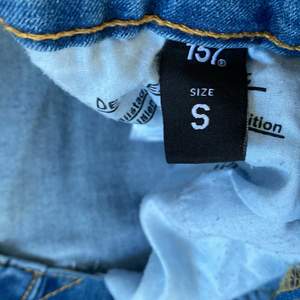 Bootcut jeans ifrån lager157 som är köpta för 300kr och är i bra gick har använt dom kanske 15 gånger och inga hål men de finns en liten gul fläck på vänstra låret men som inte märks av! OBS! Köparen står för frakten om den ska fraktas ( vill helst mötas så skriv om ni vill att den ska fraktas ) !❣️❤️