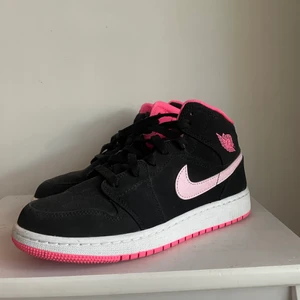 Jordan 1 - Jordan 1 mid, storlek 38 knappast använda så väldigt bra skick