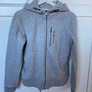 Sail Racing Hoodie Grå W - Grå Sail Racing Hoodie som tyvärr inte passar mig längre. Storlek är M men är lite liten i storlek. Hoodien är väl använd men inte sliten. Nypris är 1300kr