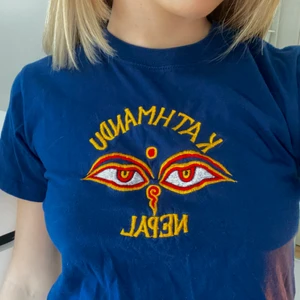 Babytee med tryck - Mörkblå babytee med tryck! Frakt tillkommer💙