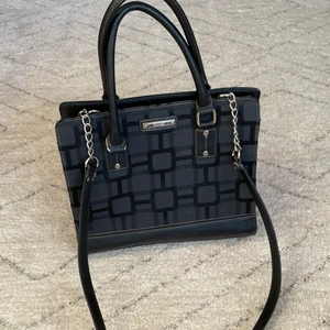 Nine West Väska - Nine West väska som är nästintill oanvänd, jättesnyggt mönster och bra kvalité. Fina och användbara fack inuti, avtagbart band! Skriv gärna för fler bilder. ❤️‍🔥❣️