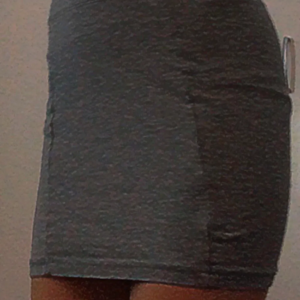 Grå kjol från h&m, strl 146-152. Säljer kjolen för att jag har 2 stk. Använd 1 gång.. Kjolar.