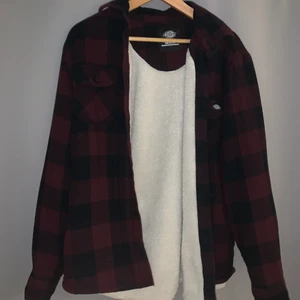 dickies fodrad flanell skjorta - knappt använd. mycket bra skick. svart-rött mönster