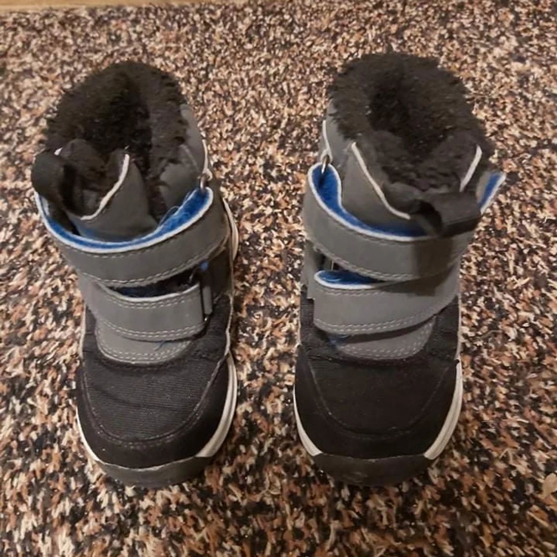 Fint skor.Stl 23 frakt fritt 