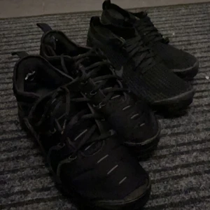 Vapormax flyknit och vapormax plus - Inga skador eller liknande använt några gånger flyknit är storlek 42,5 och plus är storlek 44, priset kan diskuteras 