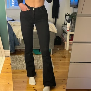 Bootcut jeans - Säljer dessa supersnygga bootcut jeansen från bikbok som tyvärr är för små. 150 kr+ frakt (pris är diskuterbart)