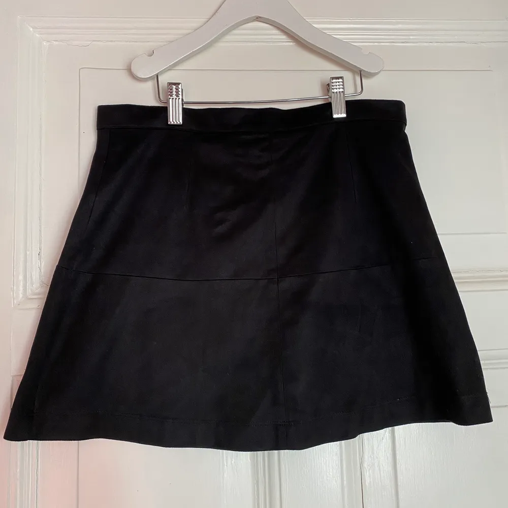 En superfin kortare svart kjol i mocka material, silvrig dragkedja på baksidan (går ner till hälften). Storlek S, passar dock inte riktigt mig som normalt har XS/S i kjolar💌. Kjolar.